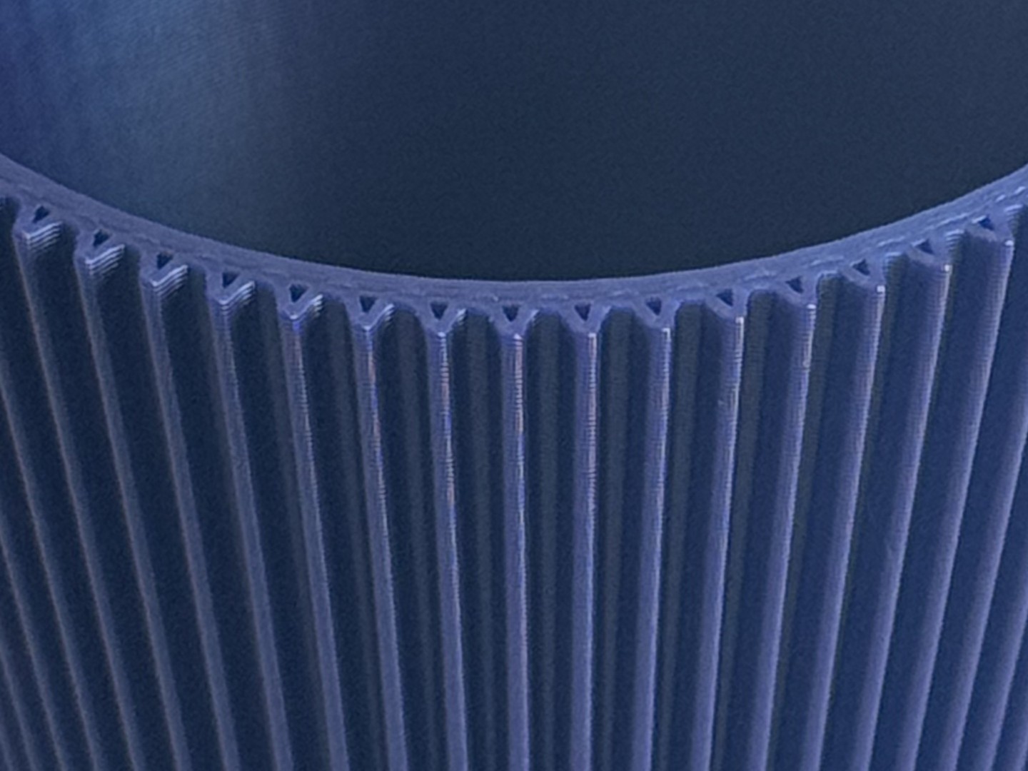 Detailaufnahme der 3D-gedruckten Rillenstruktur in Perlnachtblau